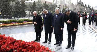 Vəkillər Kollegiyasının rəhbərliyi “Ana harayı” abidəsini ziyarət etdi