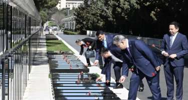 Qazaxıstan rəsmiləri Şəhidlər xiyabanını ziyarət etdi