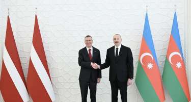 İlham Əliyev və Edqars Rinkeviçs çıxış edirlər