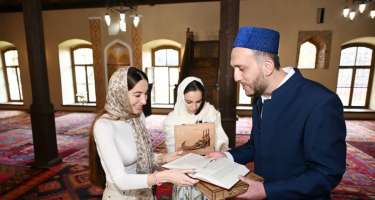 Leyla və Arzu Əliyevalar Xan məscidində -
