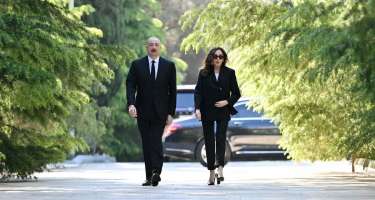 Prezident və xanımı Heydər Əliyevin məzarını ziyarət etdi