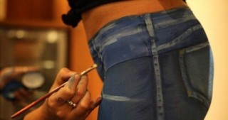 Model küçəyə şalvarsız çıxdı, yalnız 12 nəfər anladı - FOTO+VİDEO