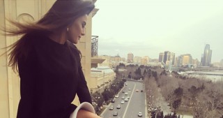 Azərbaycanlı aparıcıdan mini ətək şousu - FOTOLAR