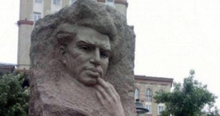 Müşfiqin büstünə görə 3 nəfər cəzalandırıldı