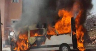 ​Şagirdləri daşıyan mikroavtobus yandı