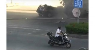 ​Yük maşını motosiklet sürücüsünün üzərinə aşdı