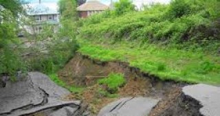 Masazırda sürüşmə davam edir.