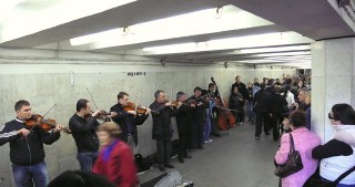 Azyaşlı qız metroda şou göstərdi 
