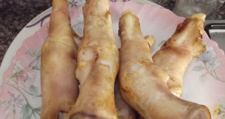 Sevgilisinə qoyun dırnağı hədiyyə etdi 