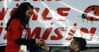 Stadionda evlilik təklif etdi, "HƏ" cavabı aldı və...