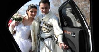Əlində çıraq qapıda dayanır və... 