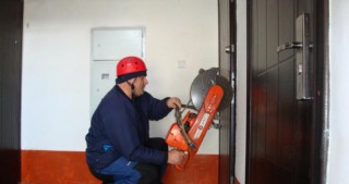 Azyaşlı bağlı qapı arxasında qaldı