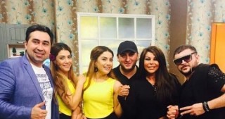 Xalq artisti verilişə göbəyiaçıq və şortda gəldi