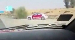 Sürücüləri maket polis maşınları ilə qorxudurlar