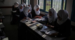 Silah səsləri altında dərs oxuyurlar -