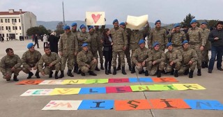 Hərbçinin evlilik təklifi hamını kövrəltdi