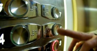 Liftdə qalan Bakı sakini