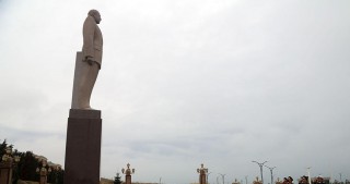Müdafiə naziri “Açıq qapı” günündə iştirak edib
