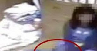 Körpə susmadı,tərbiyəçi uşağı dizinin altına saldı