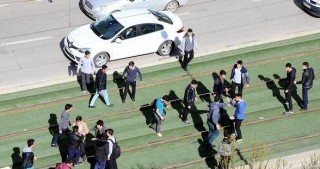 Şəhərin mərkəzində şagirdlər arasında kütləvi dava