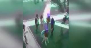 Gənc oğlanlar qadını döydülər, sonra isə...