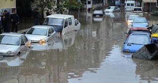 Küveyti sel basdı, dağıntılar altda qalan...