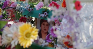 Həyat yoldaşının məzarını güllərlə bəzəyir, ona şeirlər oxuyur