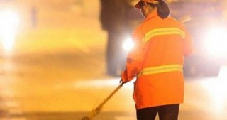 Süpürgəçini avtomobil vurub öldürdü