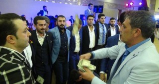 Məmur övladının toyunda dollarları havaya sovurdular