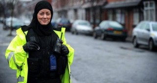 Polislərin baş örtüyündən istifadə etmələrinə icazə verildi