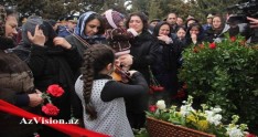 Aprel şəhidinin qızı atasının məzarı üstə skripka çaldı