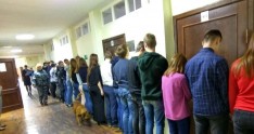 Şagirdləri divara düzüb, üstlərini axtardılar