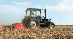 Traktor iki nəfəri az qala öldürəcəkdi