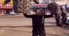 Əvvəlcə adamı ortadan iki yerə "böldü", daha sonra...