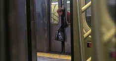 Yaşlı qadının başı metronun...