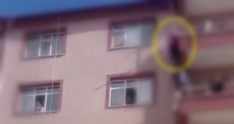 Körpə balkondan asılı vəziyyətdə qaldı
