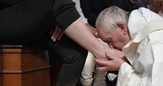 Roma Papası məhkumların ayaqlarını yudu