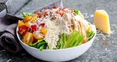 Toyuqlu "Sezar" salatının hazırlanması