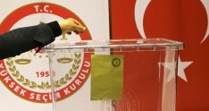 Türkiyədə keçirilən referendumda səsvermə davam edir