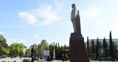 Prezident İlham Əliyev Yevlaxda ulu öndər Heydər Əliyevin abidəsini ziyarət edib