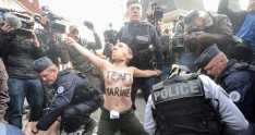 Yarıçılpaq "Putin" və "Tramp" həbs olundu