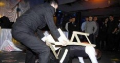 Müğənninin burnunu sındırdılar