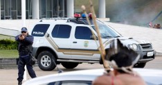 Polisin rezin güllələrinə əhali nizə və oxlarla cavab verdi