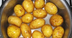 Qaynadılmış kartofa sirkə əlavə edin