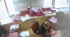Məmurun rüşvət aldığı görüntülər yayıldı