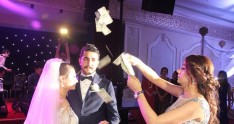 Bəylə gəlinin başları üzərinə dollar yağdırdılar
