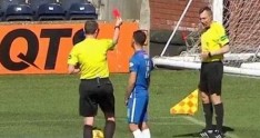 FİFA referisi köməkçisinə "qırmızı" göstərdi