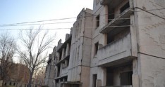 Azərbaycanda evsizlərin yaşadığı binada müəmmalı hadisə