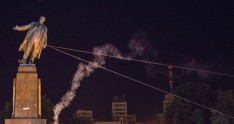 Leninin sonuncu heykəlini də uçurdular