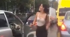 Qız bu geyimdə avtomobildən endi və...